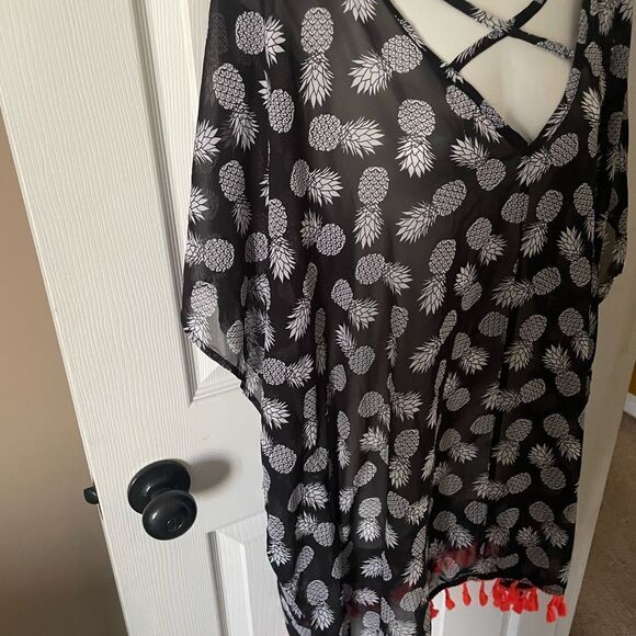 Women’s No Boundaries Black Coverup W/white Pineapples One size Fits Most - Picture 3 of 7